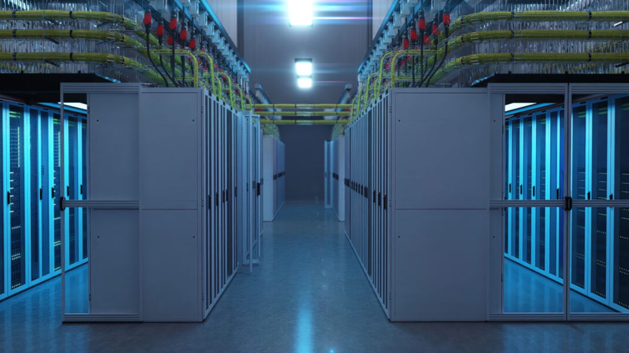 How Cold Aisle Containment Reduces PUE in High-Density Data Centers